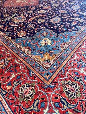 Fine Hand-Knotted Persian Sarouq Carpet