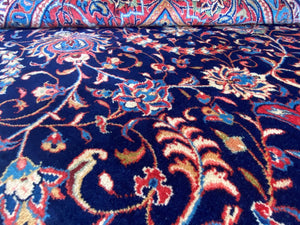 Fine Hand-Knotted Persian Sarouq Carpet