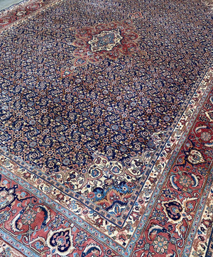 Fine Hand-Knotted Persian Bidjar Carpet