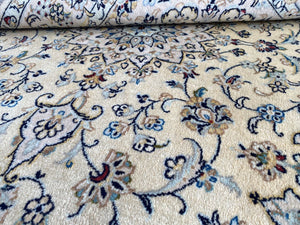 Fine Hand-Knotted Persian Kashan Carpet