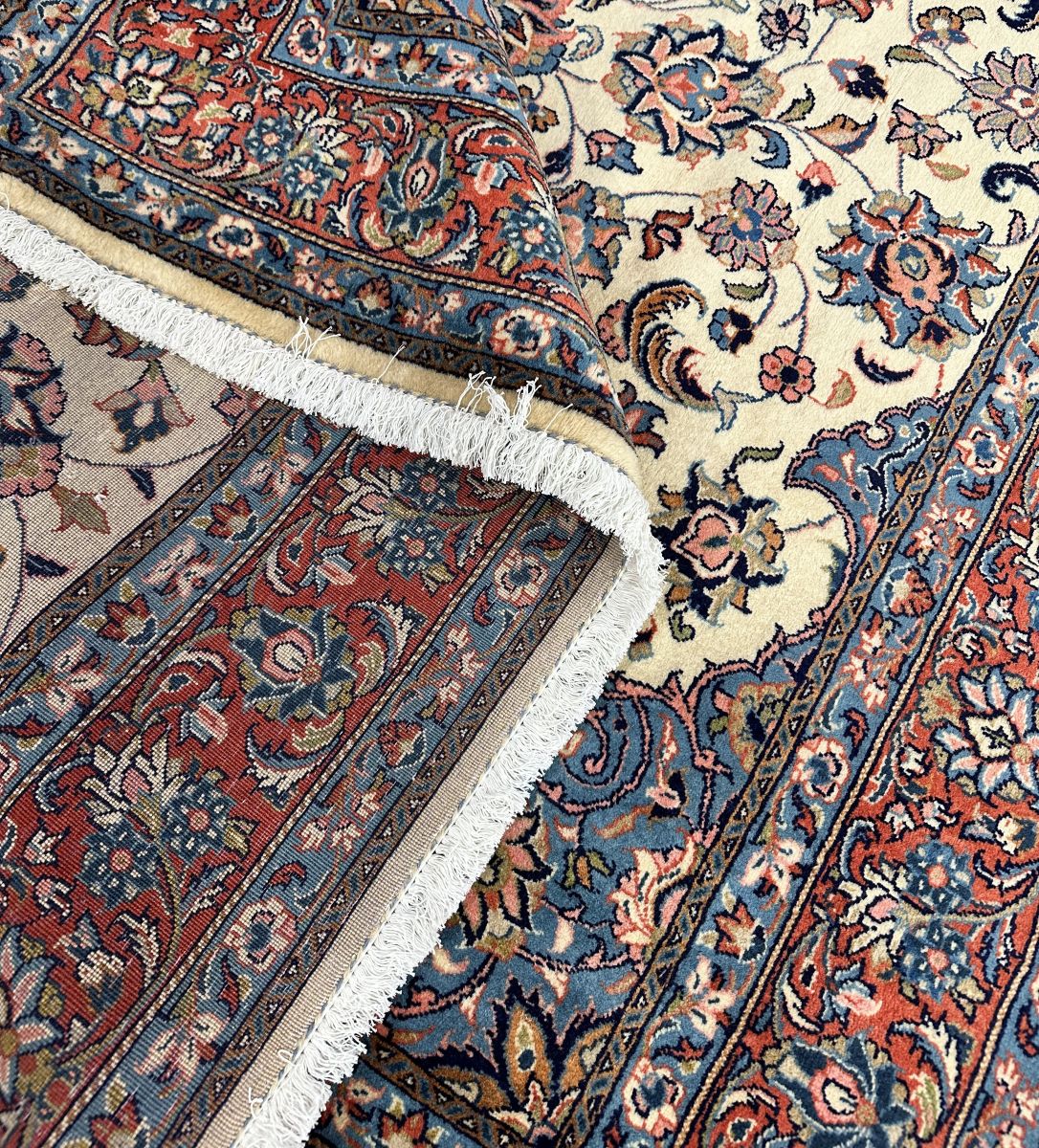 Fine Hand-Knotted Persian Sarouq Carpet
