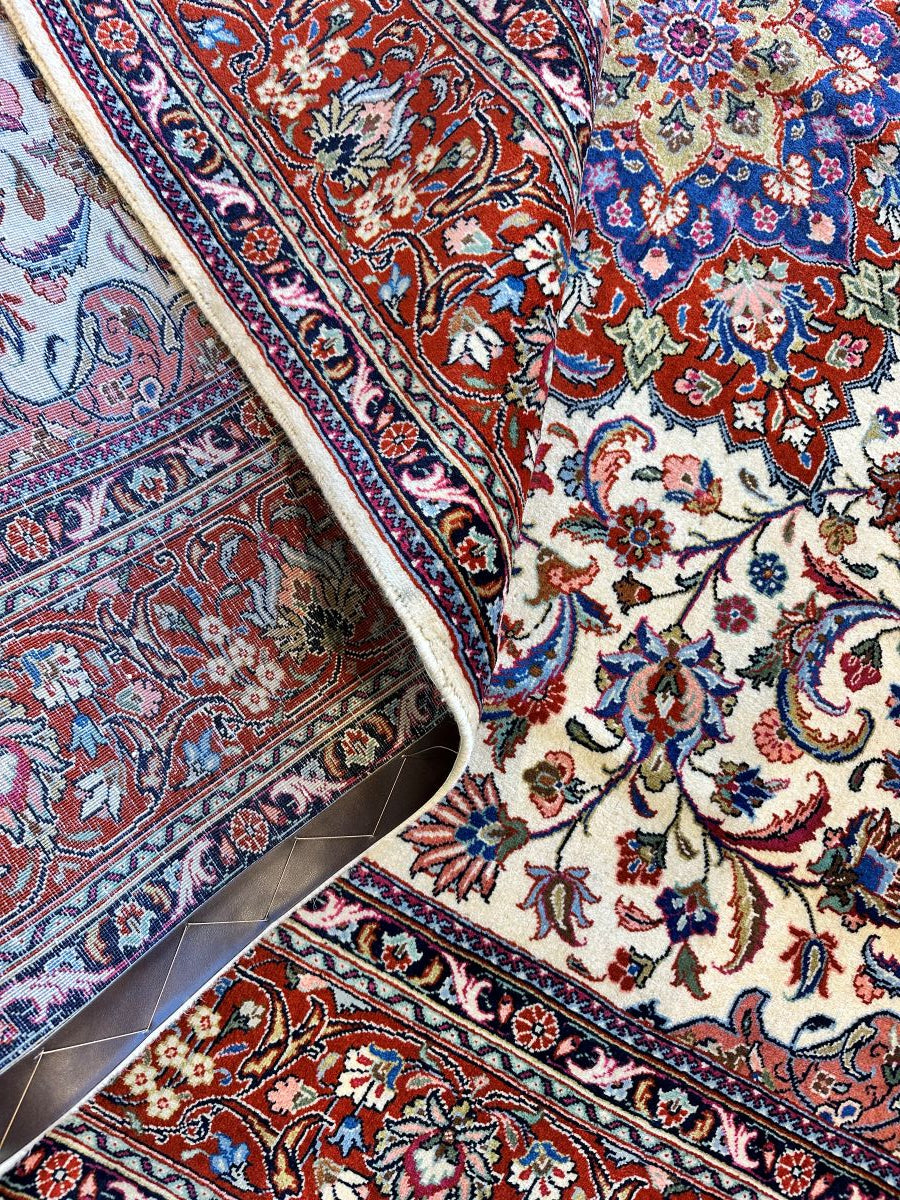 Fine Hand-Knotted Persian Isfahan Carpet