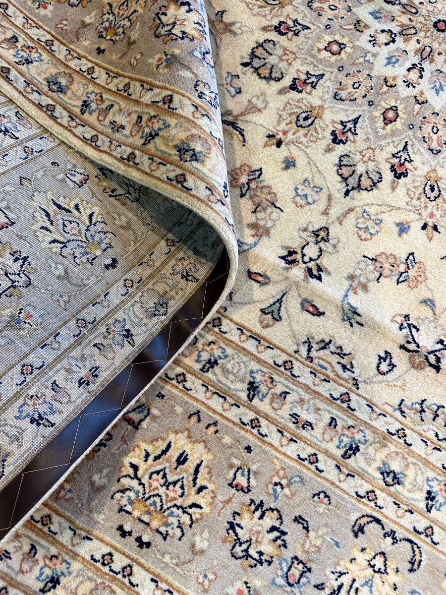 Fine Hand-Knotted Persian Kashan Carpet