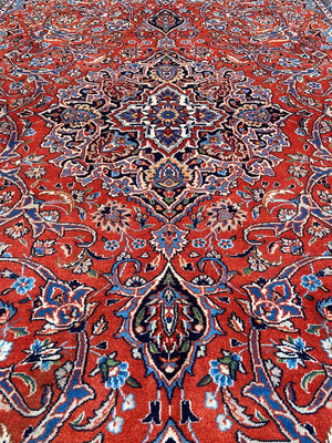 Fine Hand-Knotted Persian Sarouq Carpet