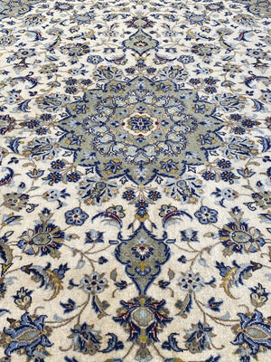 Fine Hand-Knotted Persian Kashan Carpet