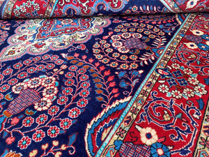 Fine Hand-Knotted Persian Sarouq Carpet