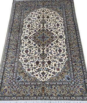 Fine Hand-Knotted Persian Kashan Carpet