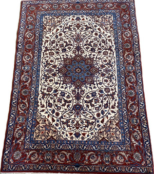 Fine Hand-Knotted Persian Isfahan Carpet