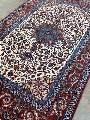 Fine Hand-Knotted Persian Isfahan Carpet