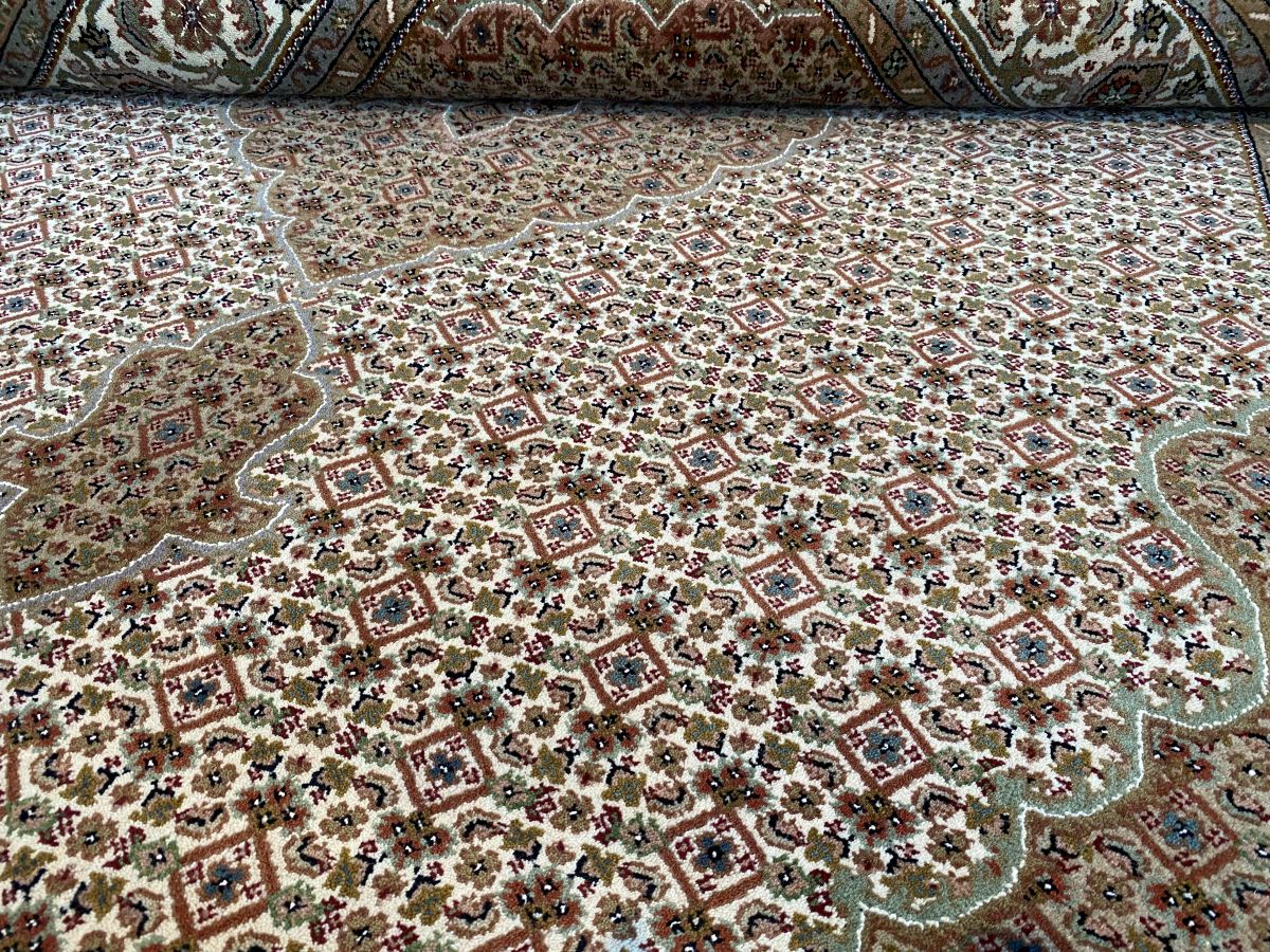 Fine Hand-Woven Tabriz Mahi Design Carpet