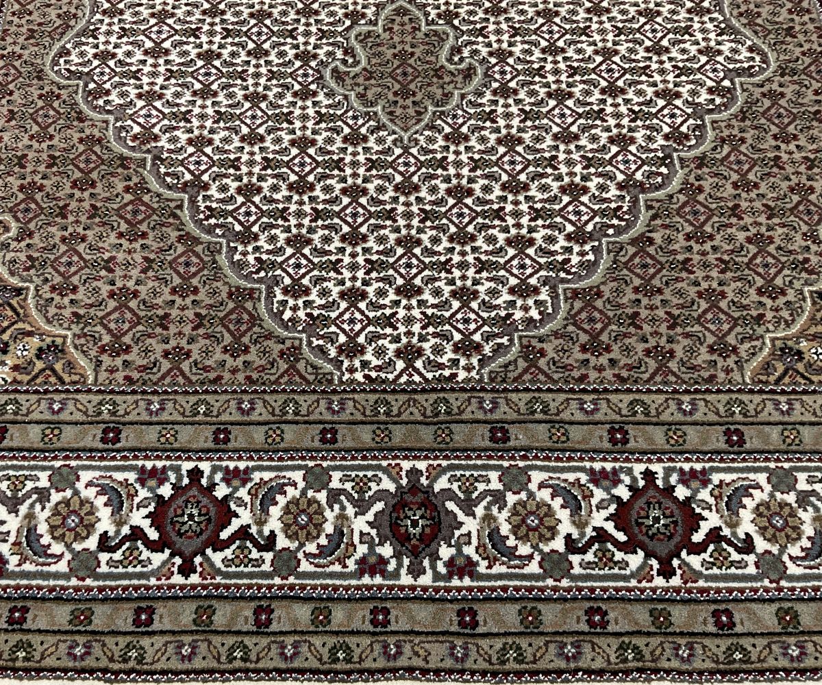Fine Hand-Woven Persian Tabriz Mahi Design Carpet