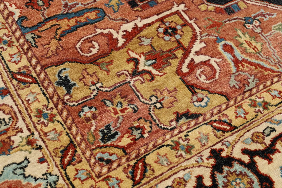 Hand-Woven Serapi Heriz Design Carpet