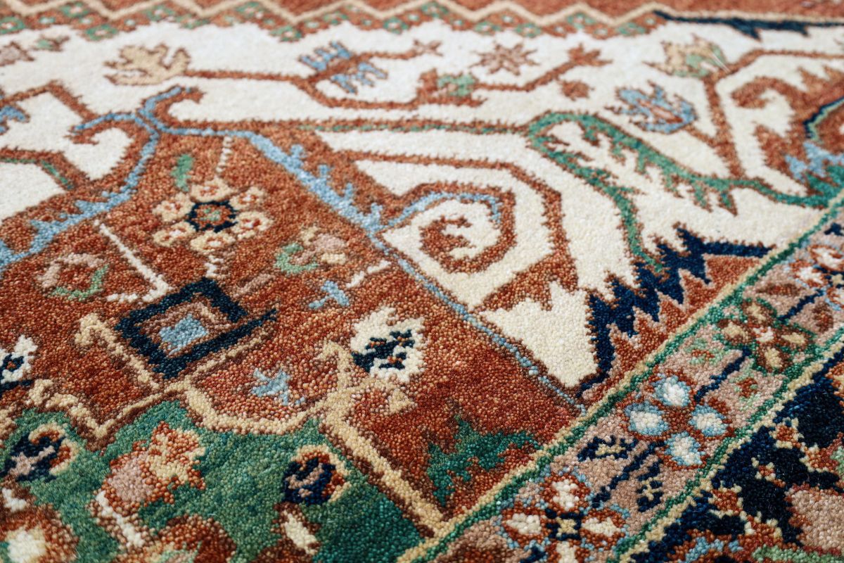 Hand-Woven Serapi Heriz Design Carpet