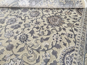 Fine Hand-Knotted Persian Kashan Design Carpet