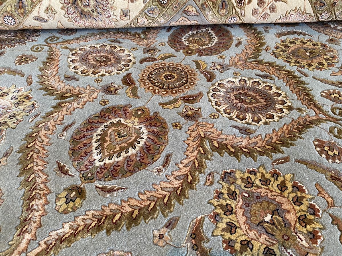 Traditional Hand-Woven Tabriz Design Rug