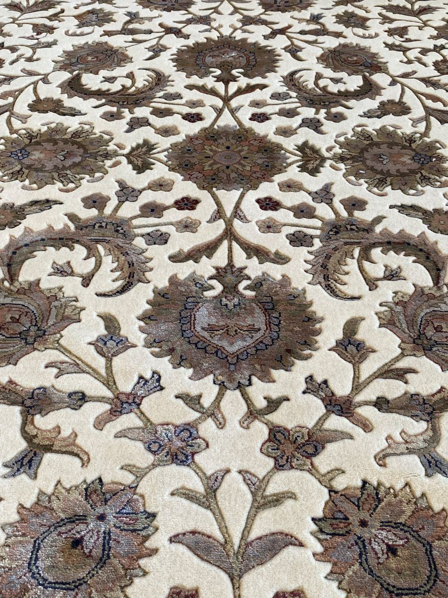 Fine Hand-Woven Persian Tabriz Design Carpet