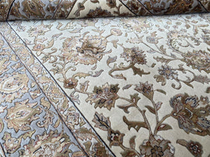 Fine Hand-Knotted Persian Kashan Design Carpet