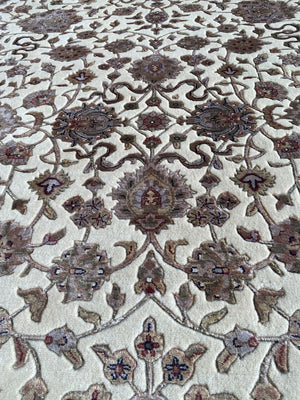 Fine Hand-Knotted Persian Kashan Design Carpet