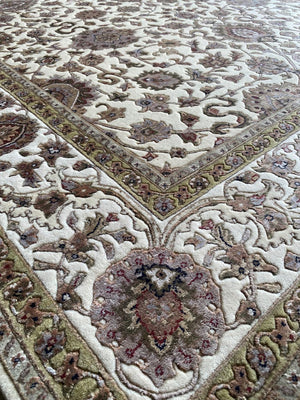 Fine Hand-Knotted Persian Kashan Design Carpet