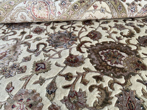 Fine Hand-Knotted Persian Kashan Design Carpet