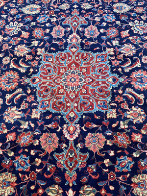 Fine Hand-Knotted Persian Sarouq Carpet