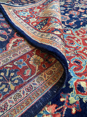 Fine Hand-Knotted Persian Sarouq Carpet