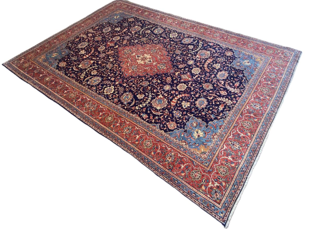 Fine Hand-Knotted Persian Sarouq Carpet