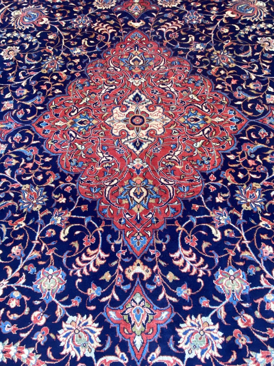 Fine Hand-Knotted Persian Sarouq Carpet
