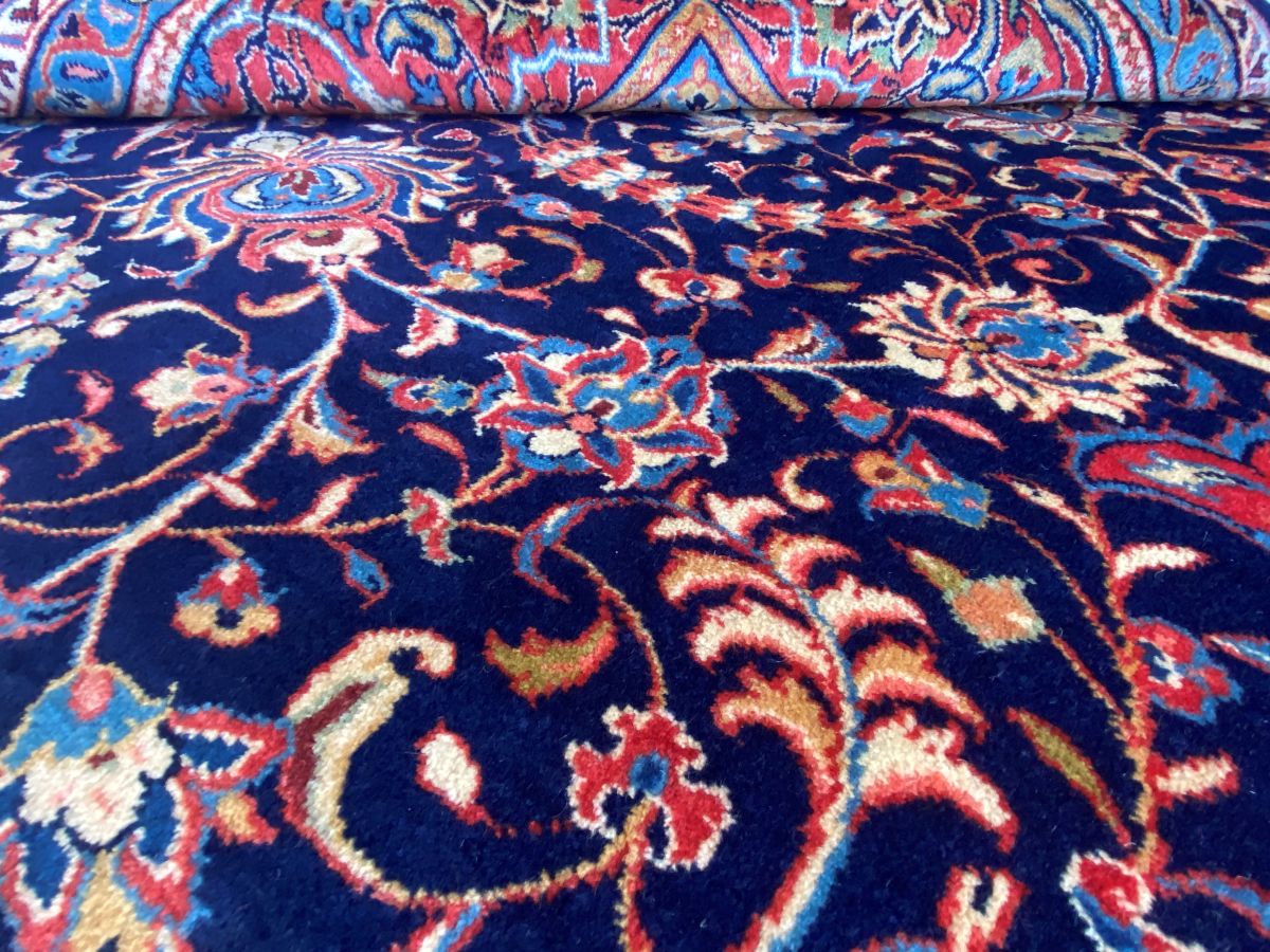 Fine Hand-Knotted Persian Sarouq Carpet