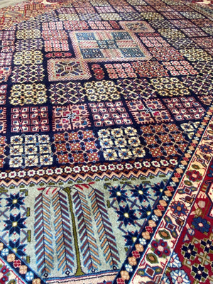 Fine Hand-Knotted Persian Isfahan Carpet