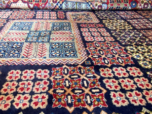 Fine Hand-Knotted Persian Isfahan Carpet