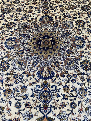 Fine Hand-Knotted Persian Kashan Carpet