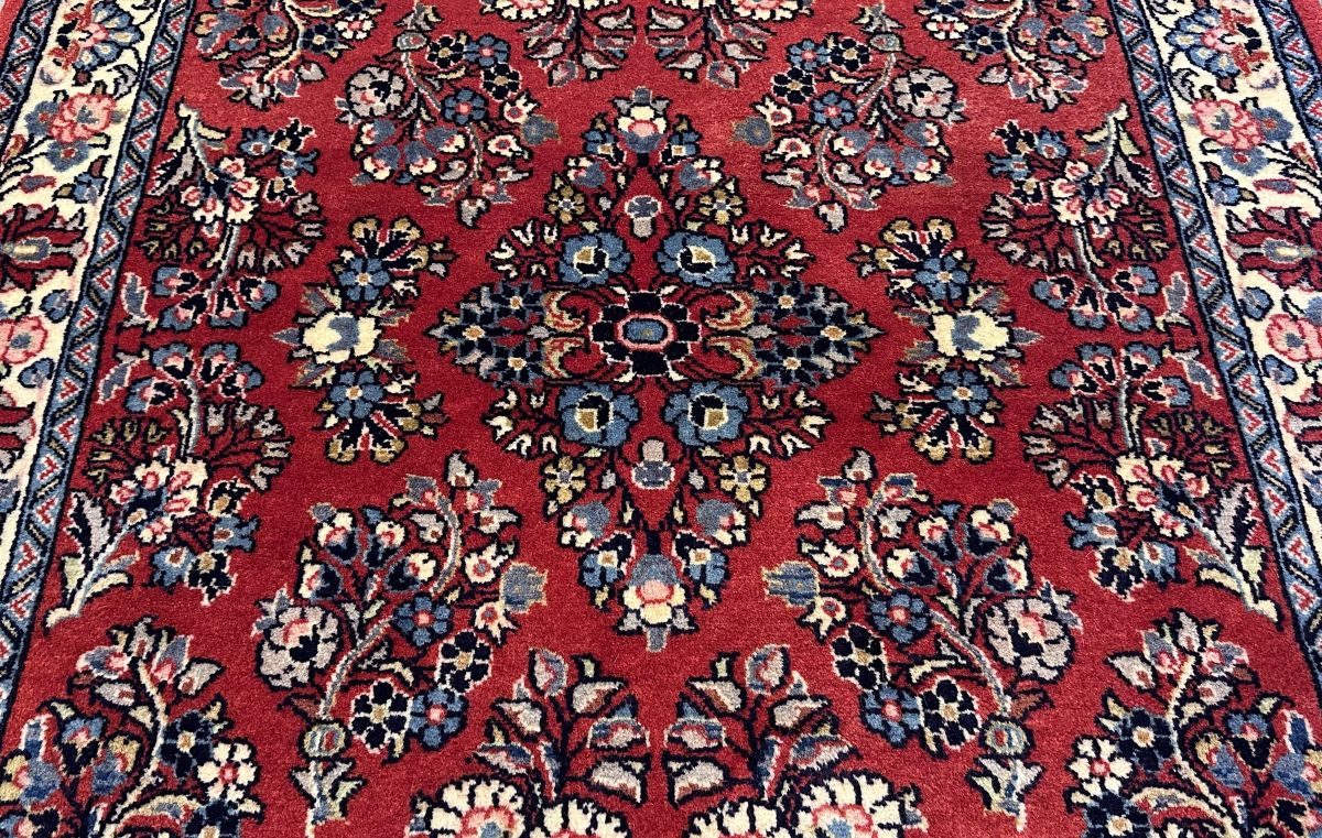 Fine Hand-Knotted Persian Sarouq Carpet
