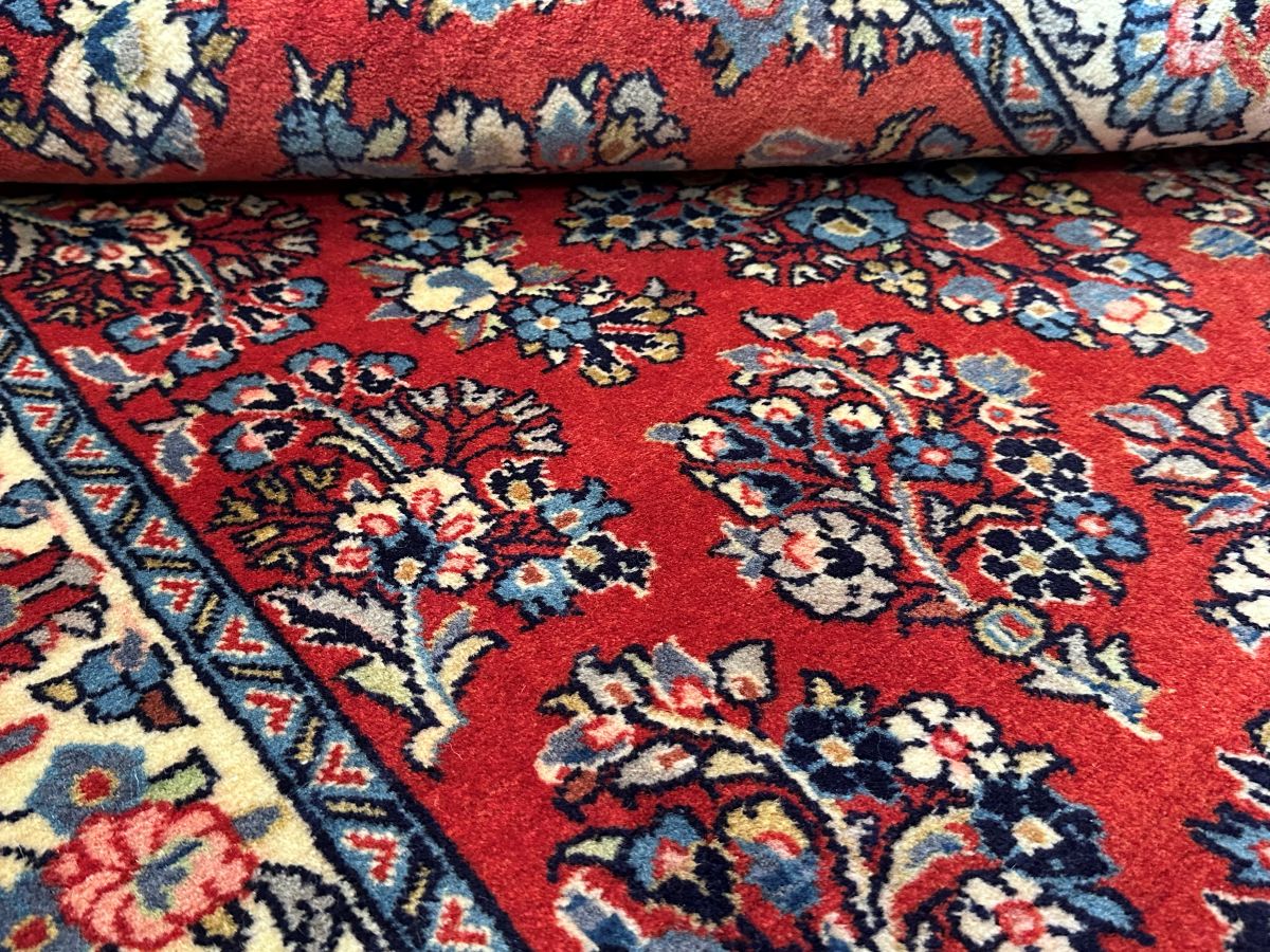 Fine Hand-Knotted Persian Sarouq Carpet