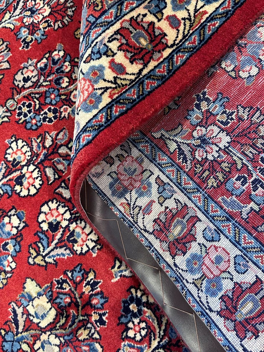 Fine Hand-Knotted Persian Sarouq Carpet