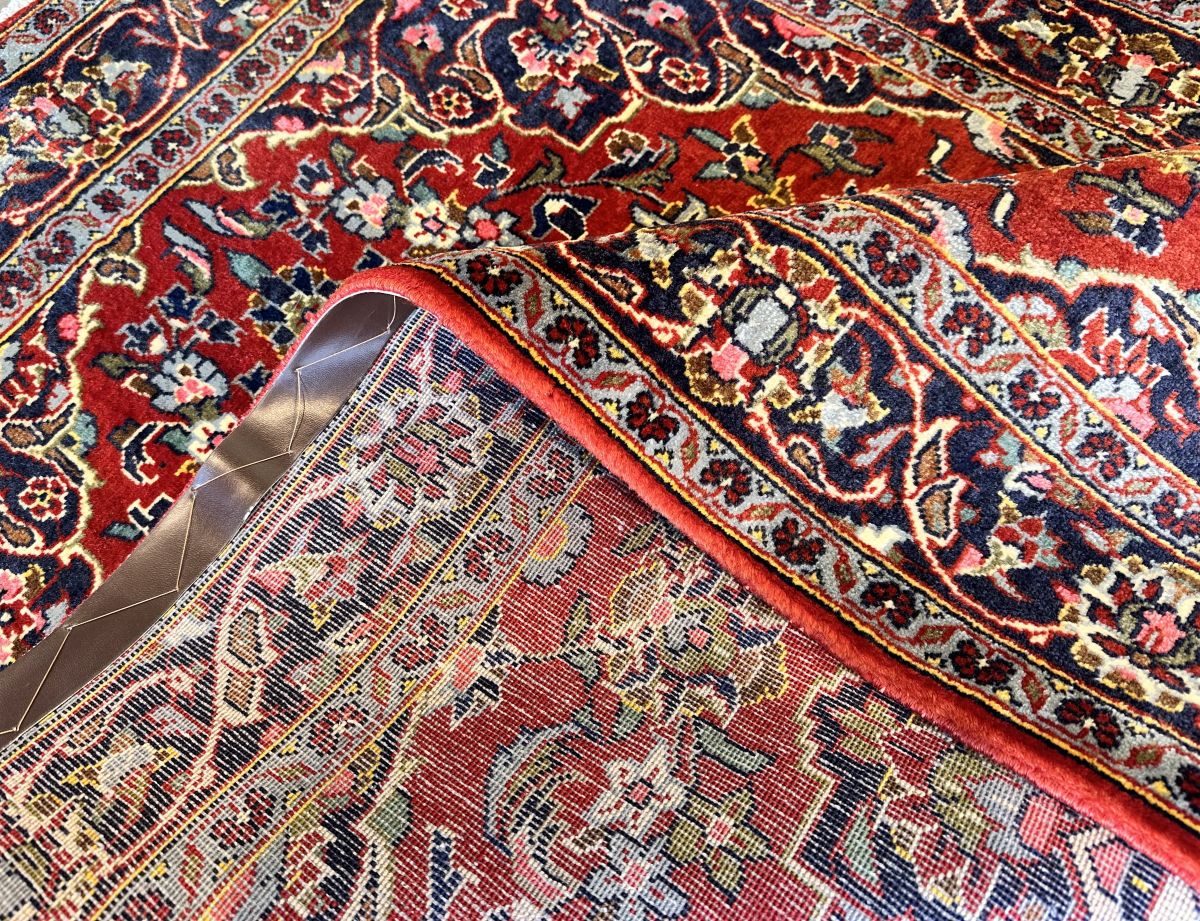 Hand-knotted Persian Kashan Carpet