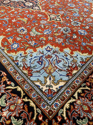 Fine Hand-Knotted Persian Sarouq Carpet