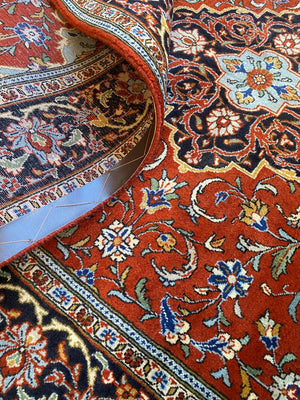 Fine Hand-Knotted Persian Sarouq Carpet