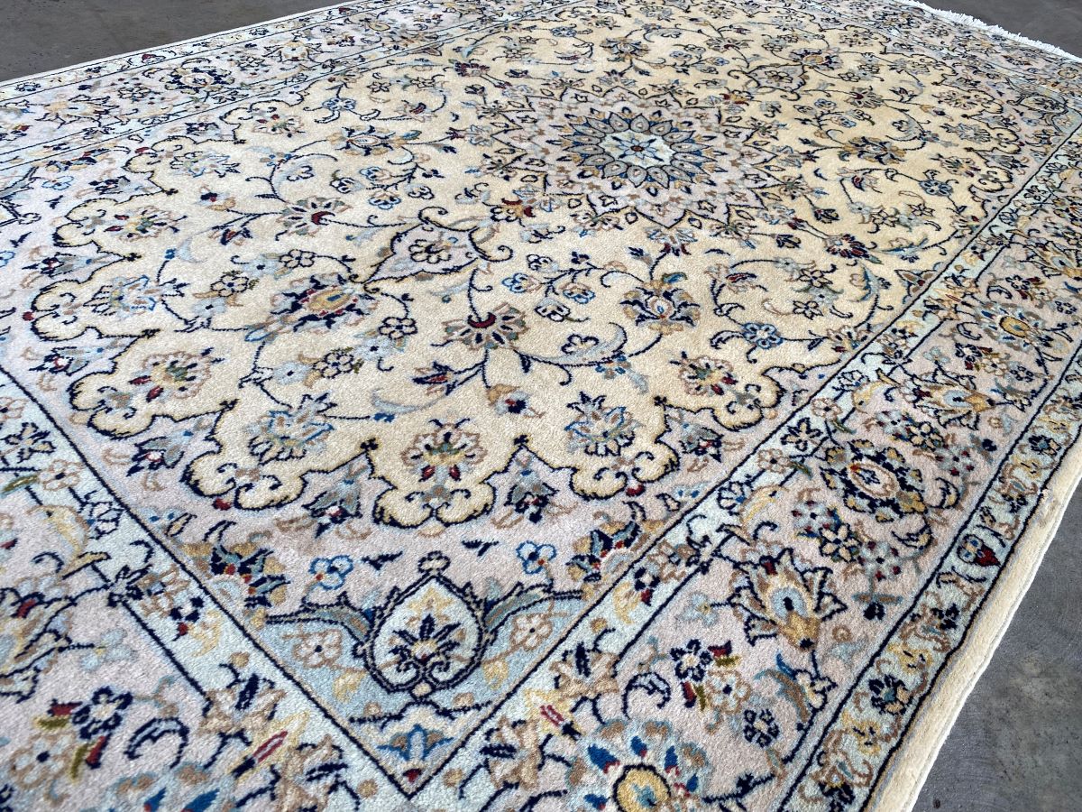 Fine Hand-Knotted Persian Kashan Carpet