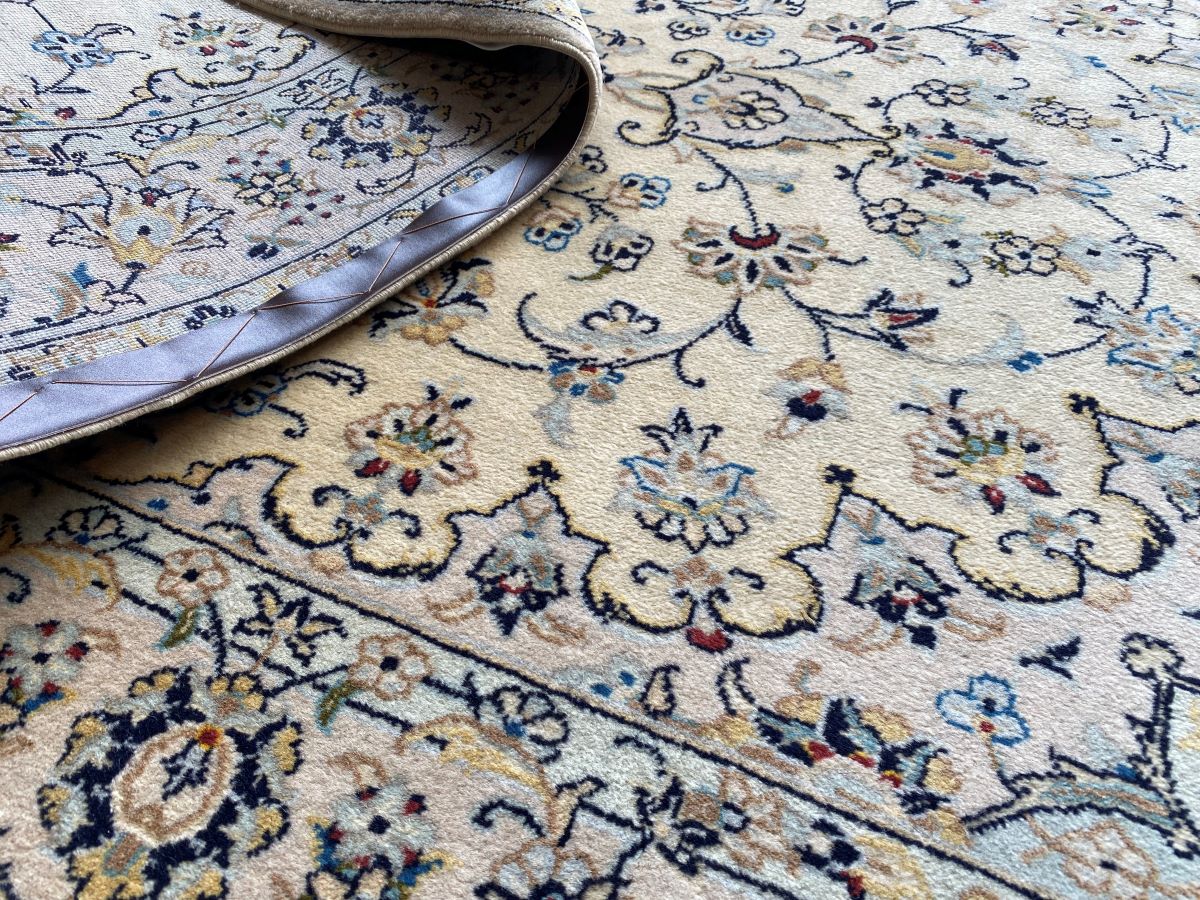Fine Hand-Knotted Persian Kashan Carpet