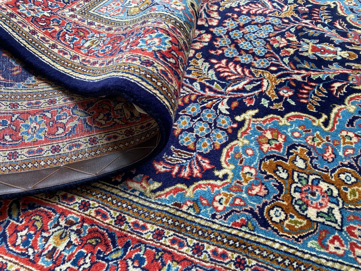 Fine Hand-Knotted Persian Sarouq Carpet