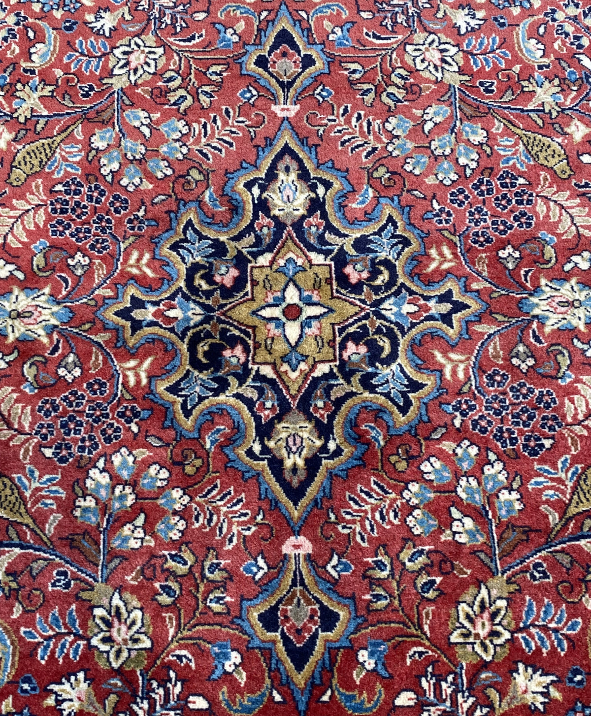 Fine Hand-Knotted Persian Sarouq Carpet