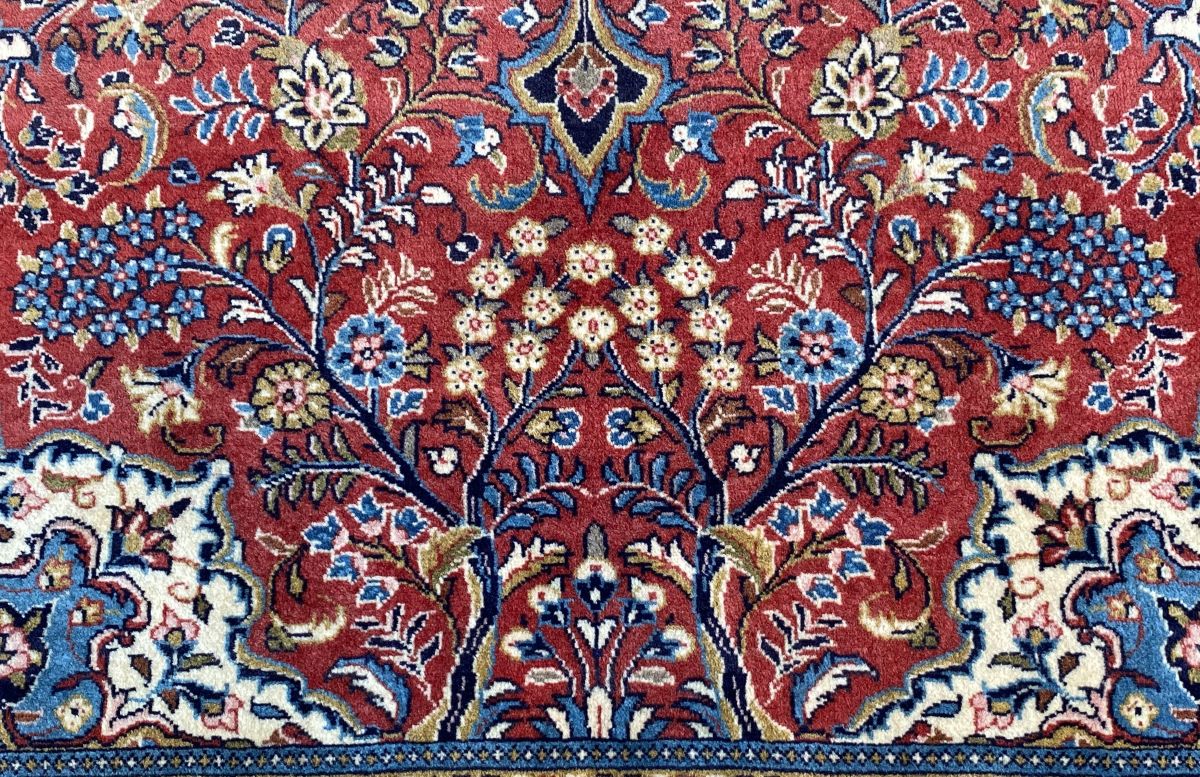 Fine Hand-Knotted Persian Sarouq Carpet