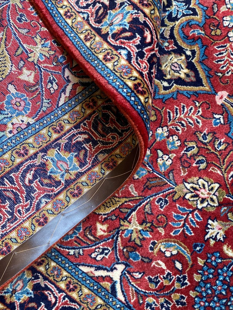 Fine Hand-Knotted Persian Sarouq Carpet