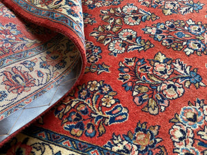 Fine Hand-Knotted Persian Sarouq Carpet