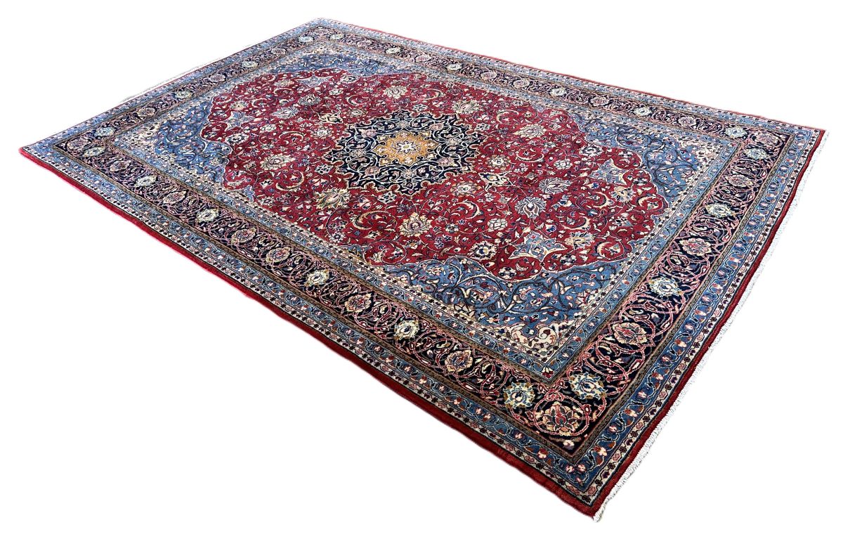 Fine Hand-Knotted Persian Sarouq Carpet