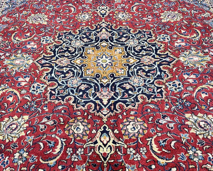 Fine Hand-Knotted Persian Sarouq Carpet