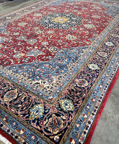 Fine Hand-Knotted Persian Sarouq Carpet
