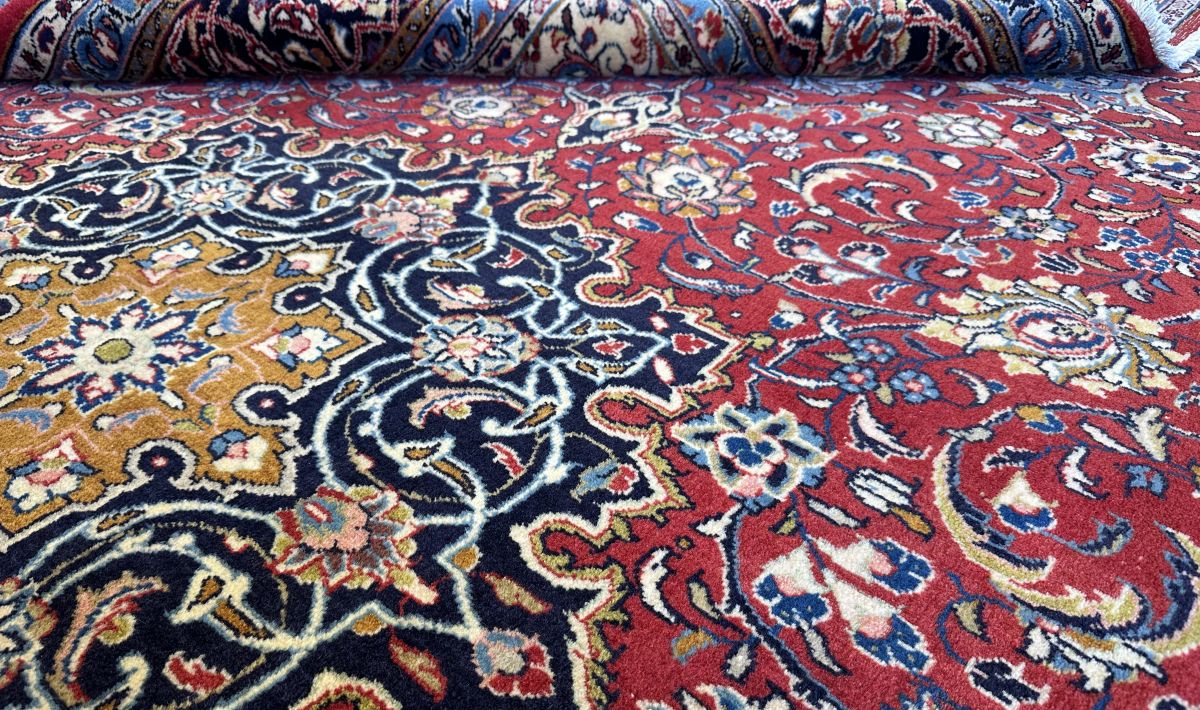 Fine Hand-Knotted Persian Sarouq Carpet