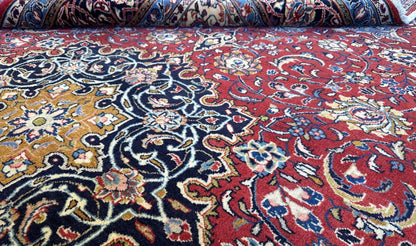 Fine Hand-Knotted Persian Sarouq Carpet